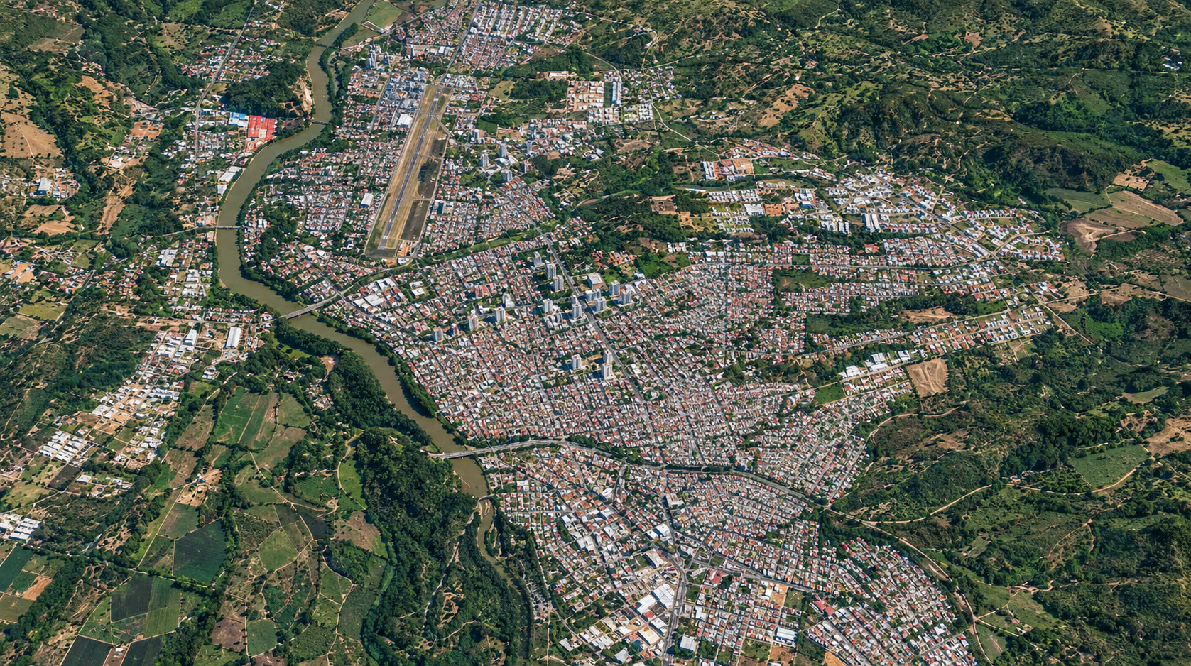 Vista aérea de Neiva con el río Magdalena y la cordillera