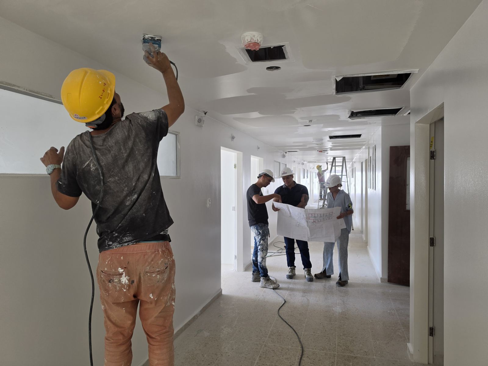 Equipo de INNOVAR coordinando la obra con planos en mano